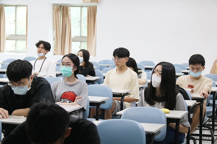 圖片標題:05 同學們專心聽講的神情