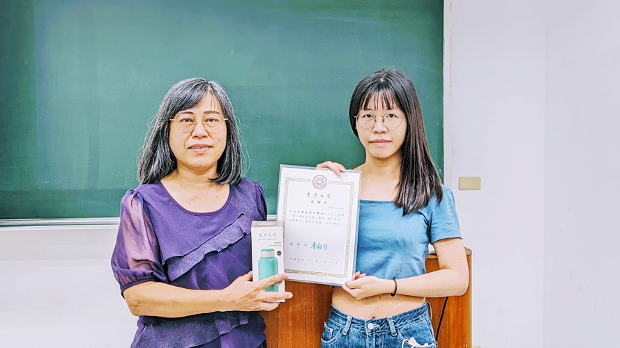 圖片標題:圖四：吳幸玲組長致贈感謝狀予日文系黃信琦同學