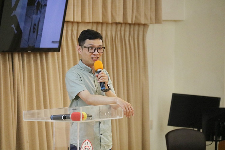 圖片標題:04王可樂老師仔細地回答同學們的問題