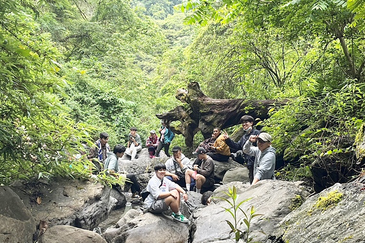 圖片標題:2.爬鎮西堡部落神木群時合照