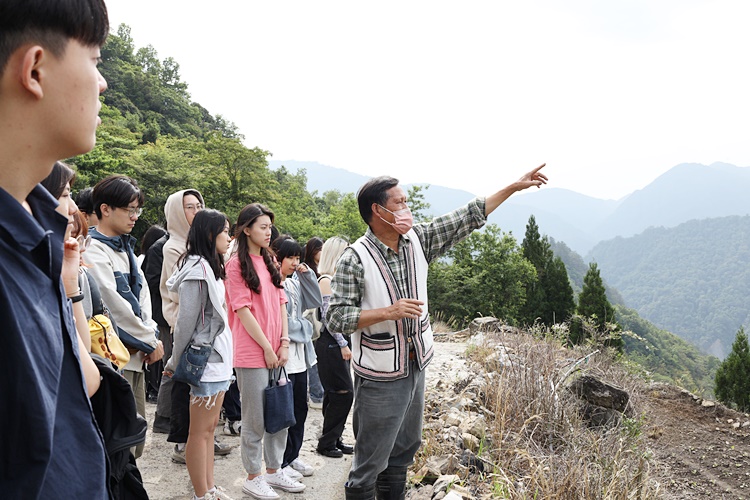 圖片標題:3.阿道長老對同學訴說鎮西堡的歷史