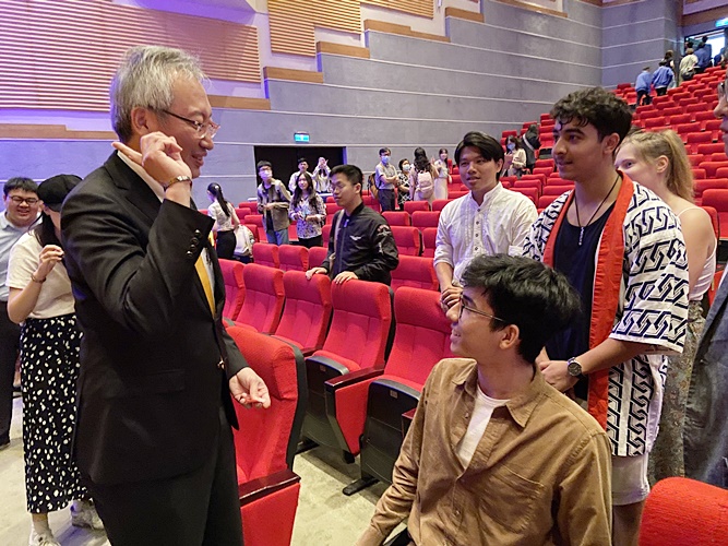 圖片標題:04吳志中大使與法國交換生親切互動