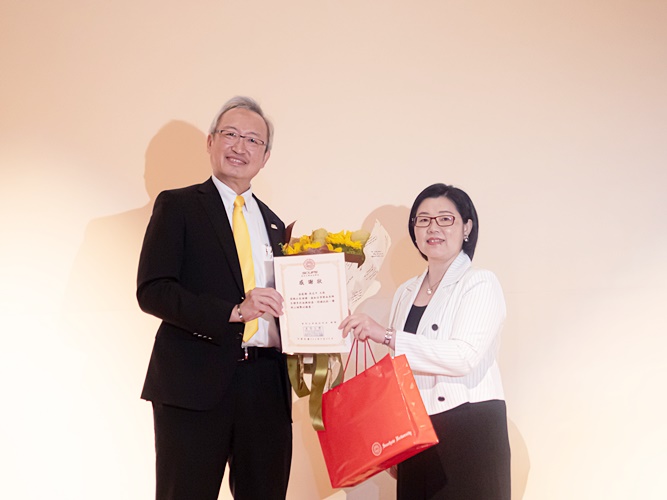 圖片標題:05吳志中大使與政治系蔡秀涓主任合影