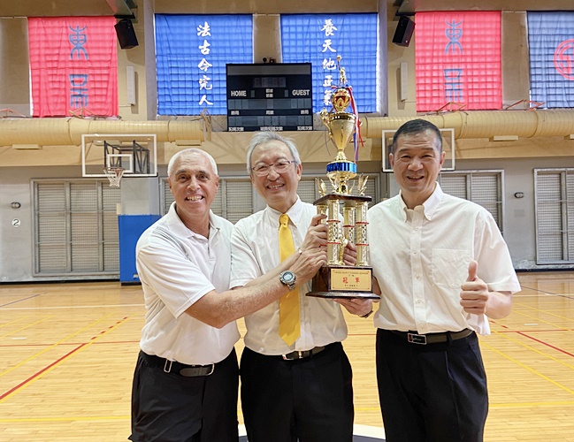 圖片標題:06吳志中大使與體育室東方介德主任與英文學系艾倫達講師合影