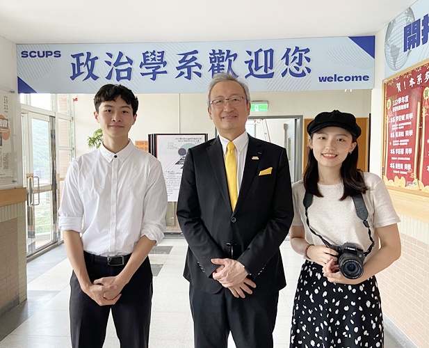 圖片標題:07吳志中大使與校園記者林欣柔、楊珽皓合影