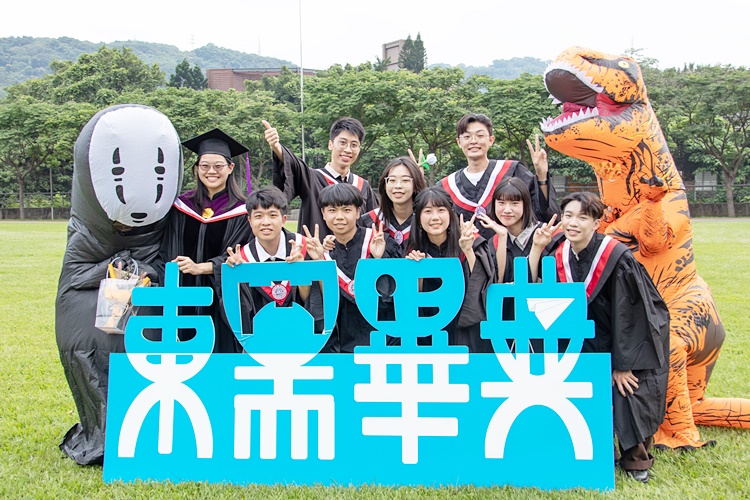 圖片標題:16 畢業生在校史館「創意打卡牆」前拍照留念