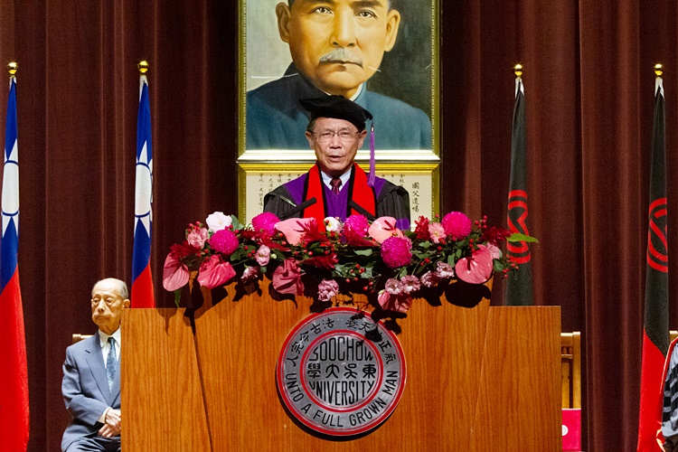 圖片標題:01 校長潘維大致詞，勉勵畢業生