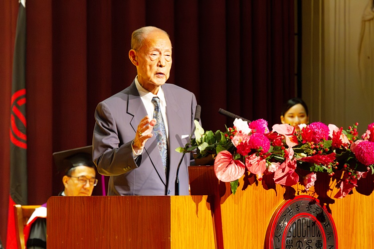 圖片標題:02 董事長王紹堉致詞，勉勵畢業生