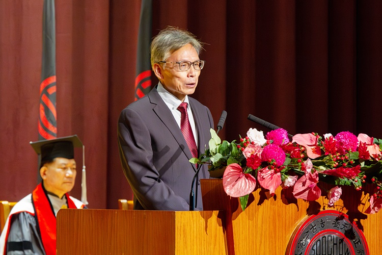 圖片標題:03 理事長陳惠貴致詞，勉勵畢業生