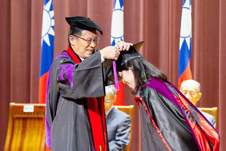 圖片標題:04 校長潘維大為畢業生撥穗