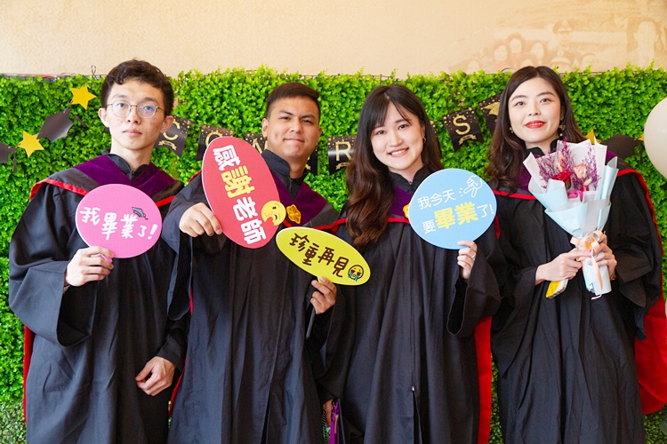 圖片標題:13 畢業生在校史館「創意打卡牆」前拍照留念
