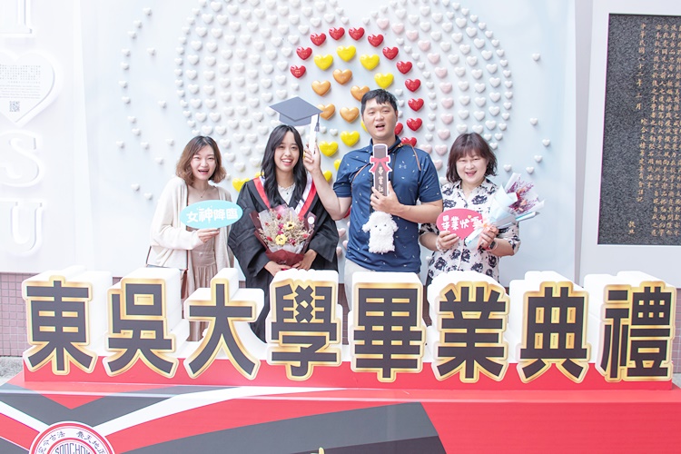 圖片標題:14 畢業生在校史館「創意打卡牆」前拍照留念