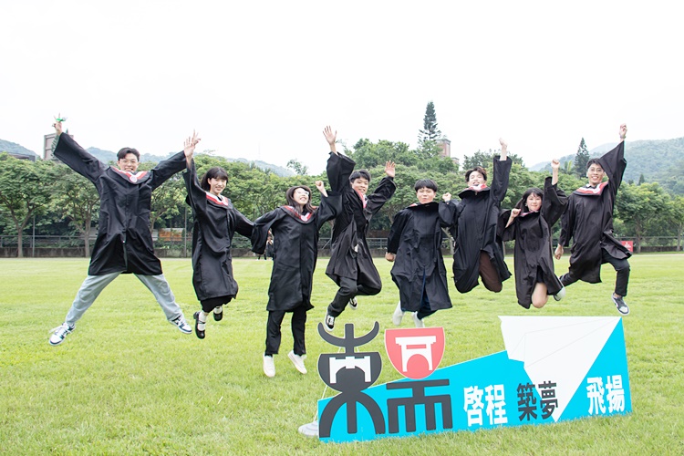 圖片標題:15 畢業生在校史館「創意打卡牆」前拍照留念