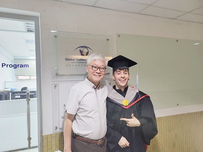 圖片標題:17 國際商管學程的法籍畢業生Stan