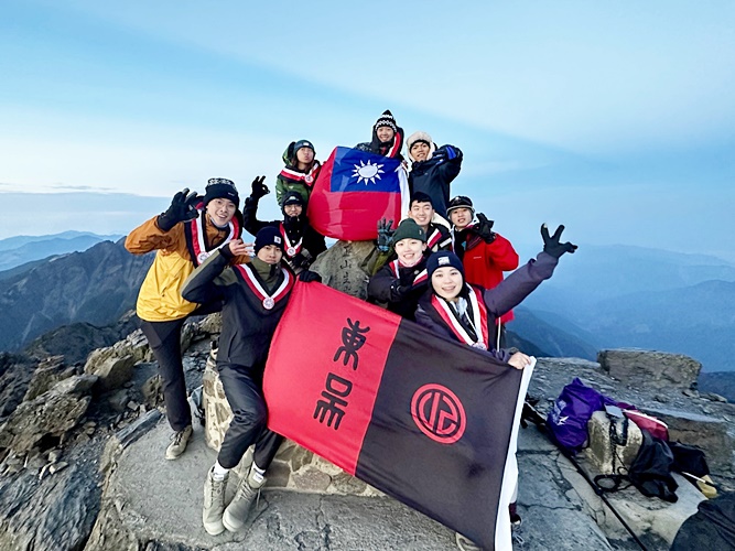 圖片標題:18社團服務優良畢業生林芹瑜登玉山