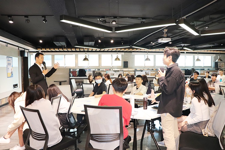 圖片標題:圖三：馮為騰總監與企管系同學現場演練面試情況