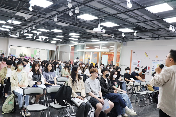 圖片標題:圖四：陳緯駿副理分享履歷撰寫技巧，現場座無虛席。