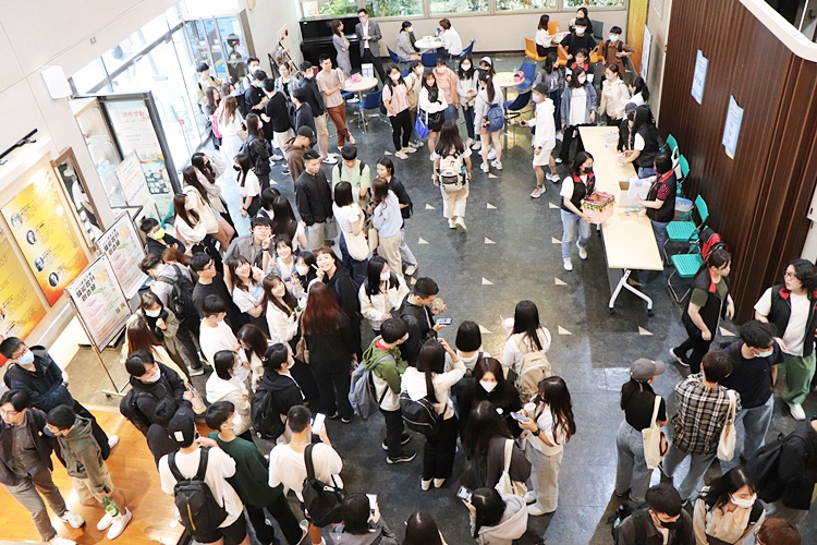 圖片標題:圖五：企管系「Good job兔U」職涯活動，同學踴躍參與，現場高朋滿座。