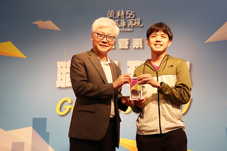 圖片標題:圖六：阮金祥院長代表抽出IPhone14得獎同學。