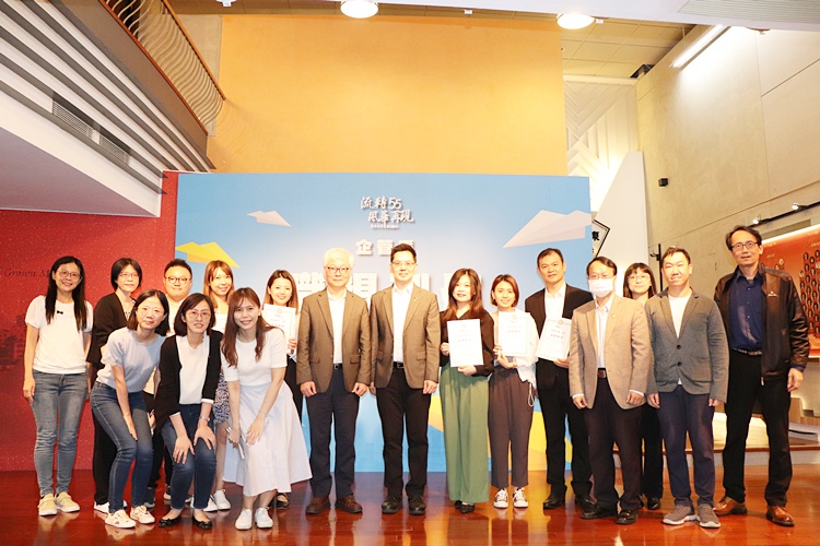 圖片標題:圖七：企管系師長與講師及職涯顧問合影留念