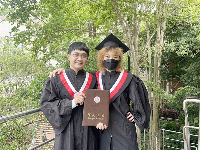 圖片標題:04 日籍生柴垣胤希(左)及韓籍生都賢修(右)合照