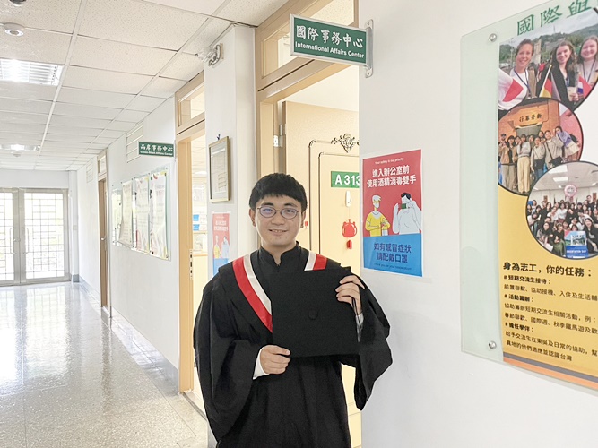 圖片標題:01 社會系日籍生柴垣胤希在國際事務中心外拍照