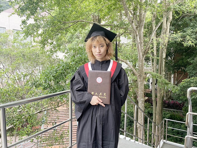 圖片標題:03 日文系韓籍生都賢修拍學士服照