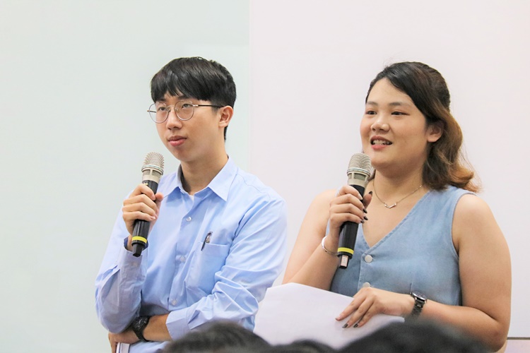 圖片標題:01  由主持人張書銜同學與徐偉芳同學開場