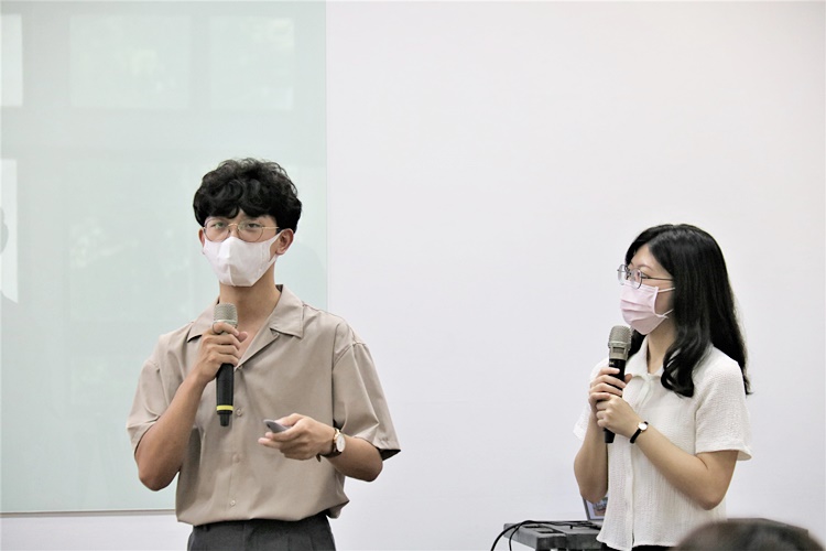 圖片標題:07 心理三朱育辰同學與林盈妤同學分享