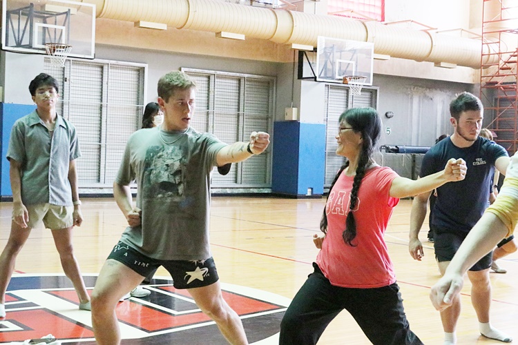 圖片標題:07 79級吳志芬師長親自示範出拳動作