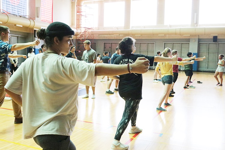 圖片標題:03 演練出拳動作的美軍團成員們