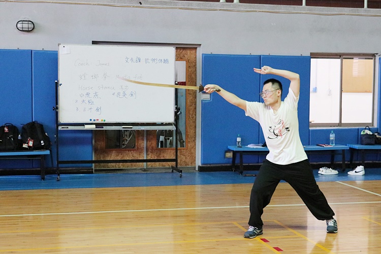 圖片標題:05 96級張佑禎師長示範劍法
