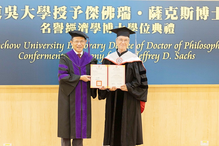 圖片標題:圖一、東吳大學頒授傑佛瑞 薩克斯教授名譽經濟學博士學位，左為東吳大學校長潘維大，右為國際知名經濟學家傑佛瑞 薩克斯