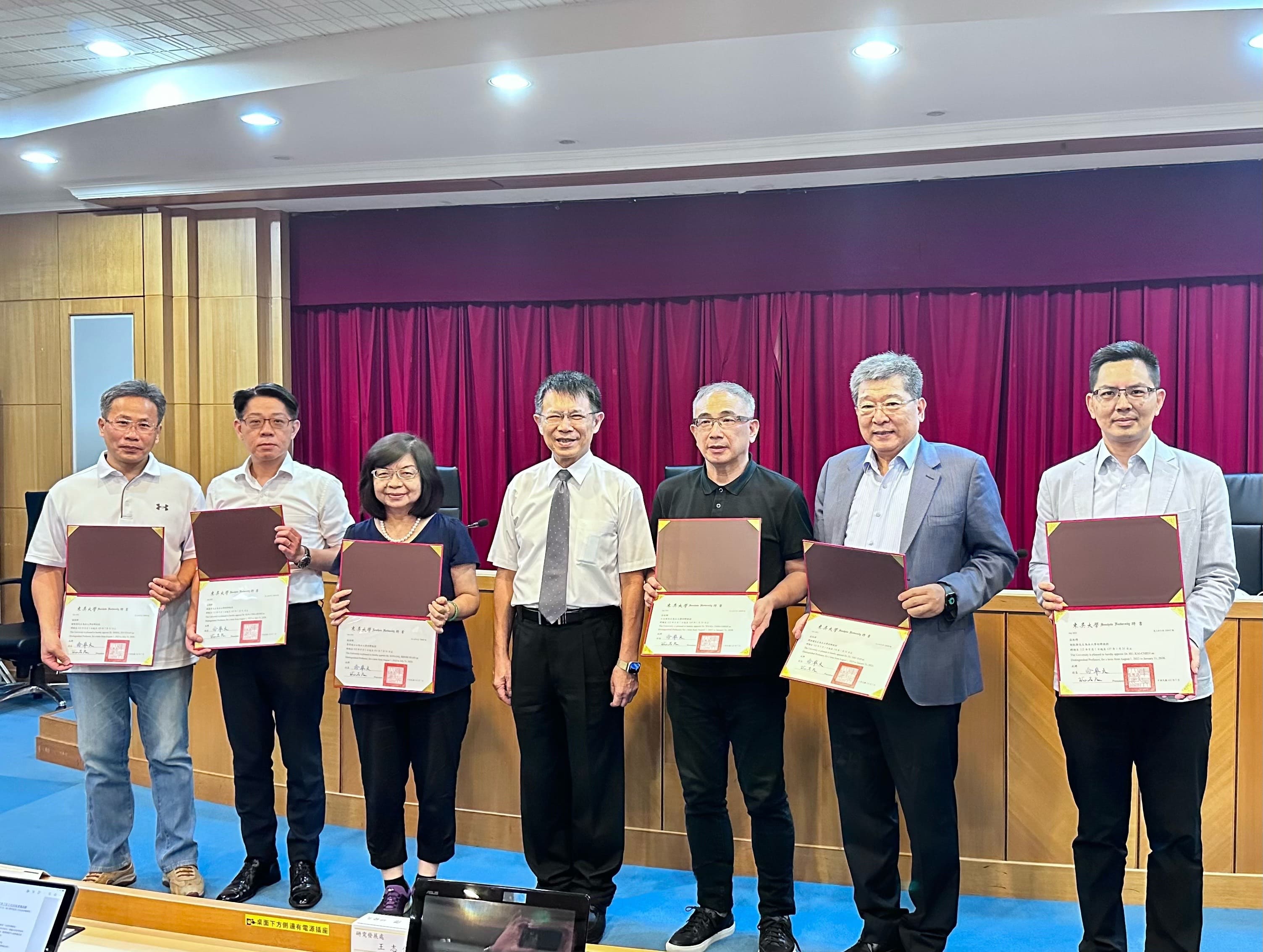 圖片標題:7.112學年度6位特聘教授合照