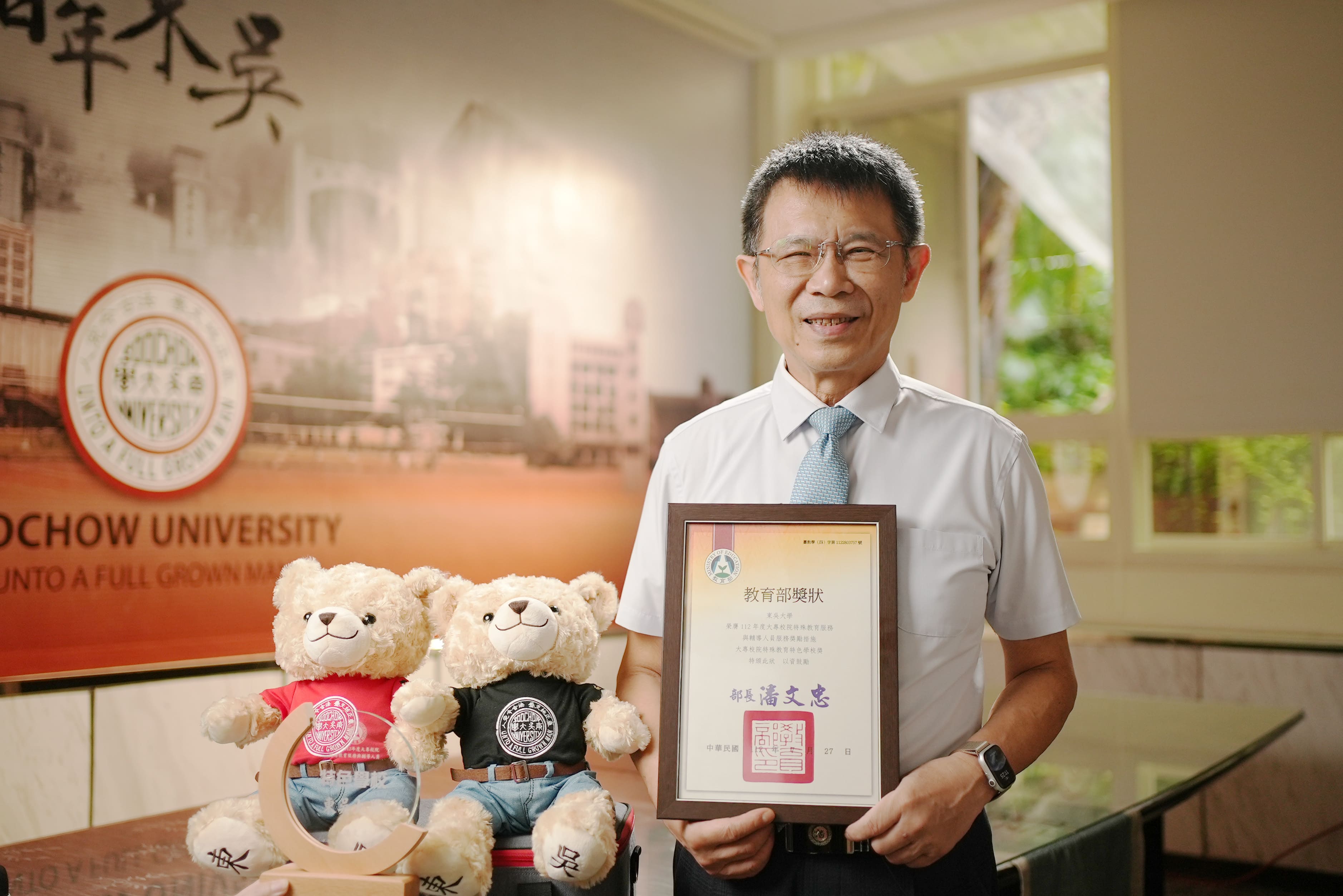 圖片標題:圖一_校長與特殊教育特色學校獎牌獎狀合影