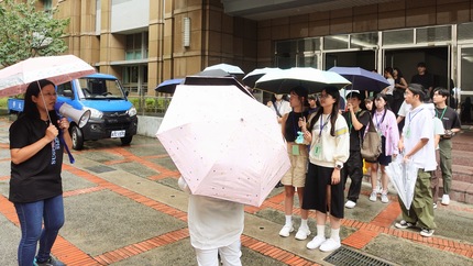 圖片標題:圖五 由戴凱欣老師親自帶隊，讓新生認識校園