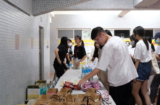 圖片標題:07 策展團隊準備茶點供觀眾索取_batch