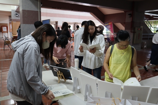 圖片標題:06 與會者認真閱讀年會手冊_batch