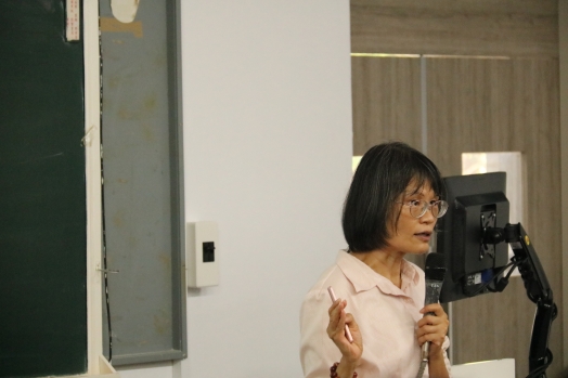 圖片標題:01-玉茹老師認真解說_batch