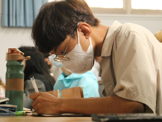 圖片標題:07-同學認真做筆記_batch