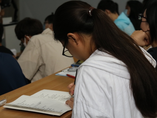 圖片標題:09-同學認真做筆記_batch