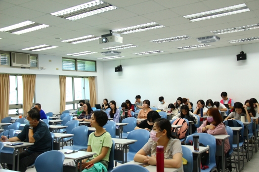 圖片標題:05-巧翊諮商心理師詢問大家認為一次諮商的平均費用應為多少_batch