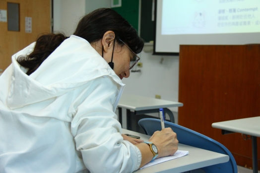 圖片標題:04-同學認真紀錄下「伴侶關係惡性循環」的六大徵兆_batch