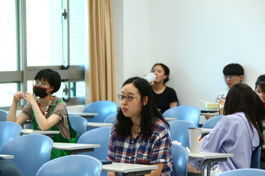 圖片標題:07-同學向巧翊諮商心理師詢問：「如何才能和異性拉近距離並製造話題。」_batch