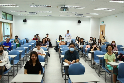 圖片標題:08-全體同學與陳巧翊諮商心理師大合照_batch