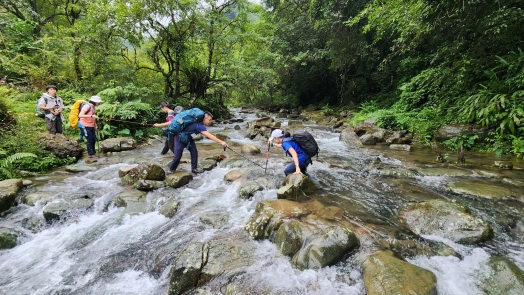 圖片標題:02沿途遇上渡溪路段，在嚮導天穎帶領下順利渡溪_batch
