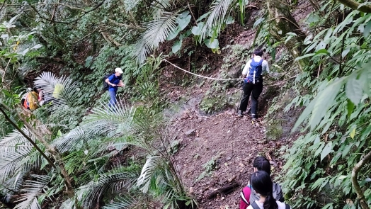 圖片標題:04闊瀨古道崩塌地形不少，需拉安全繩小心跨越_batch
