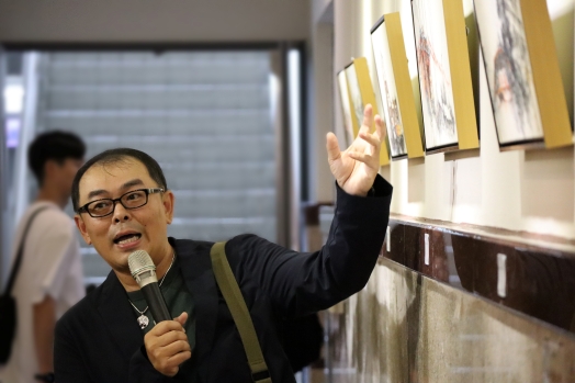 圖片標題:01  郭正宏老師向與會貴賓解說畫作背後的創作故事_batch