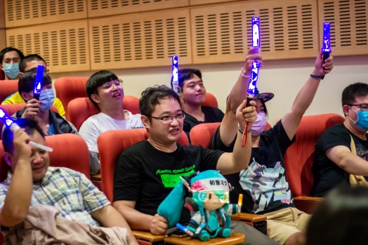 圖片標題:04 同學們高舉螢光棒與欸摳一同喊屋號_batch