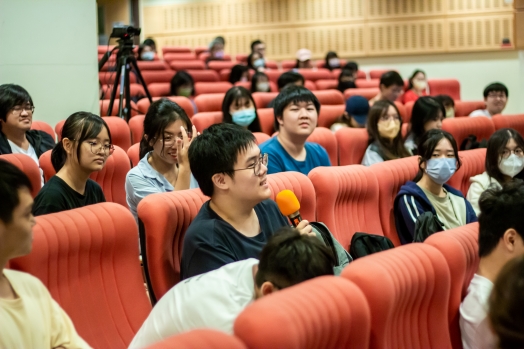 圖片標題:06 同學向主講者欸摳提問_batch